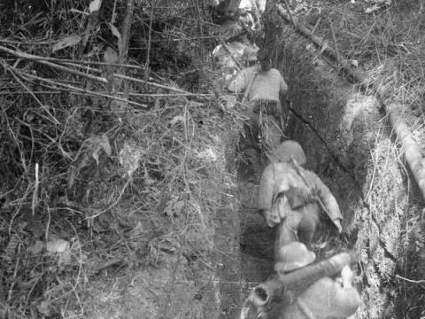 Bộ đội ta tiến sát vào cứ điểm của địch trên đồi Him Lam. (Ảnh tư liệu TTXVN)