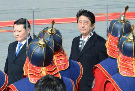 Thủ tướng Nhật Bản Shinzo Abe (phải) và người đồng cấp Mông Cổ Altankhuyag Norov tại Ulan Bator.