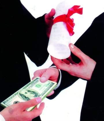 Ngoài hối lộ bằng tiền thì việc dùng tình dục để hối lộ cũng cần xem xét đưa vào Luật