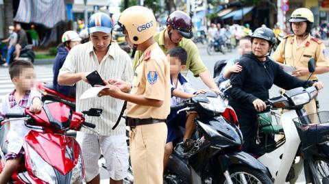 Đội mũ bảo hiểm rởm sẽ được coi là không đội MBH và sẽ bị xử phạt với mức tương tự như không đội MBH (từ 100.000 đến 200.000 đồng).