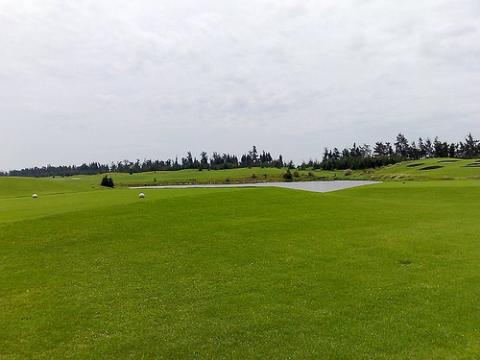 Sân golf Vĩnh Thuận được rào chắn kín mít tựa như một “căn cứ hải quân”, chỉ trong nhìn ra được chứ ngoài thì không thể.