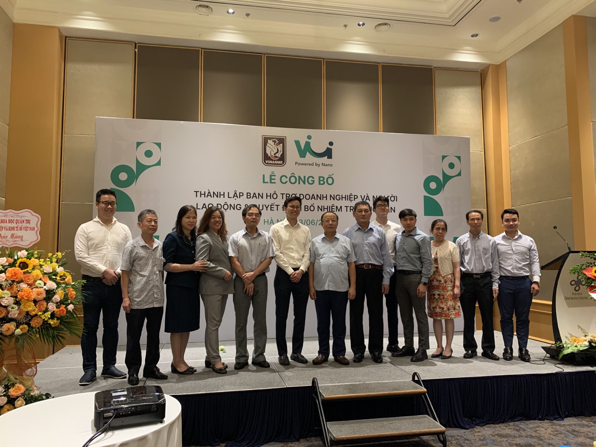 Đại diện Hiệp hội và đại diện ban chụp ảnh lưu niệm Đại diện Hiệp hội và đại diện ban chụp ảnh lưu niệm