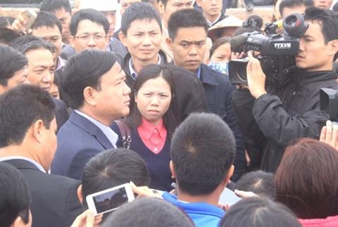 Hình ảnh Bộ trưởng Đinh La Thăng xử lý tại hiện trường trong sự bao vây của người dân đã 'thêm điểm cộng