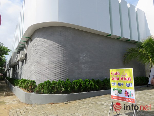 xây dựng theo kiểu kín cổng cao tường, nhìn bên ngoài cứ như một cái lô cốt!