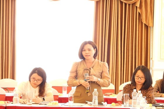 Bà Hà Thị Bạch - Đại diện Vụ Pháp chế Bộ Tài chính, phát biểu tại hội thảo. Bà Hà Thị Bạch - Đại diện Vụ Pháp chế Bộ Tài chính, phát biểu tại hội thảo.