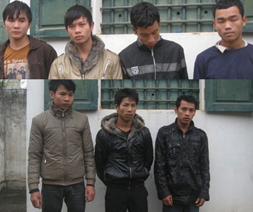 Nhóm thanh niên tại cơ quan điều tra. Ảnh: T.L