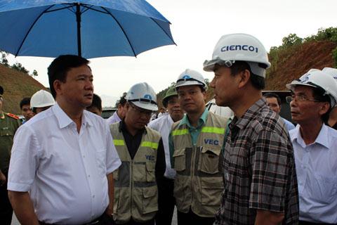 Bộ trưởng Đinh La Thăng làm việc với các nhà thầu tại hiện trường gói thầu A5