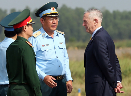 Bộ trưởng Quốc phòng Mỹ Mattis, phải, đến thăm sân bay Biên Hòa hôm 17/10. Ảnh: Phước Tuấn.