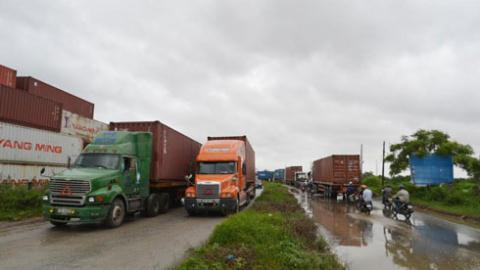 Việc yêu cầu ngành đường bộ siết tải trọng khiến cho giá cước vận chuyển tăng đột biến, người dân, doanh nghiệp khóc ròng