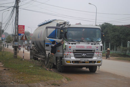 Trong đêm, nhóm thanh niên đã gây ra 17 vụ cướp xe tải. Ảnh: T.L