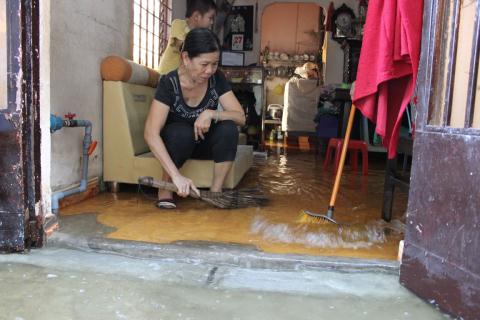 Nước ngập gần 30cm trong nhà dân, nhiều người phải tát nước ra ngoài