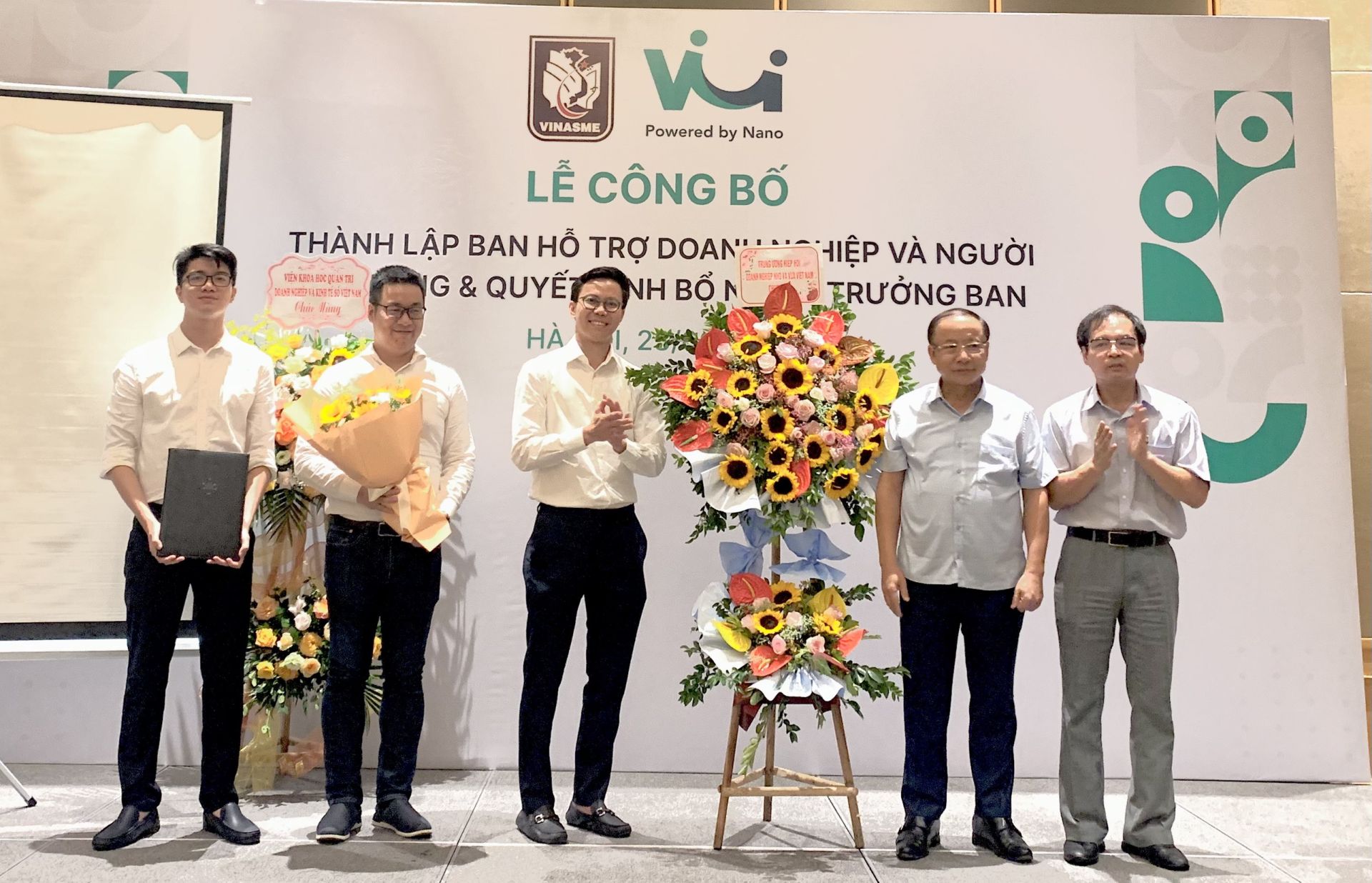 TS. Nguyễn Văn Than và TS. Tô Hoài Nam trao hoa và quyết định thành lập cho ban TS. Nguyễn Văn Than và TS. Tô Hoài Nam trao hoa và quyết định thành lập cho ban