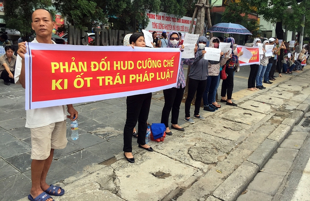 Theo các tiểu thương kể từ năm 2013, HUDS đã tăng giá thuê các ki ốt lên đến 50% thậm chí có những ki ốt tăng đến 100% (Ảnh TTO).