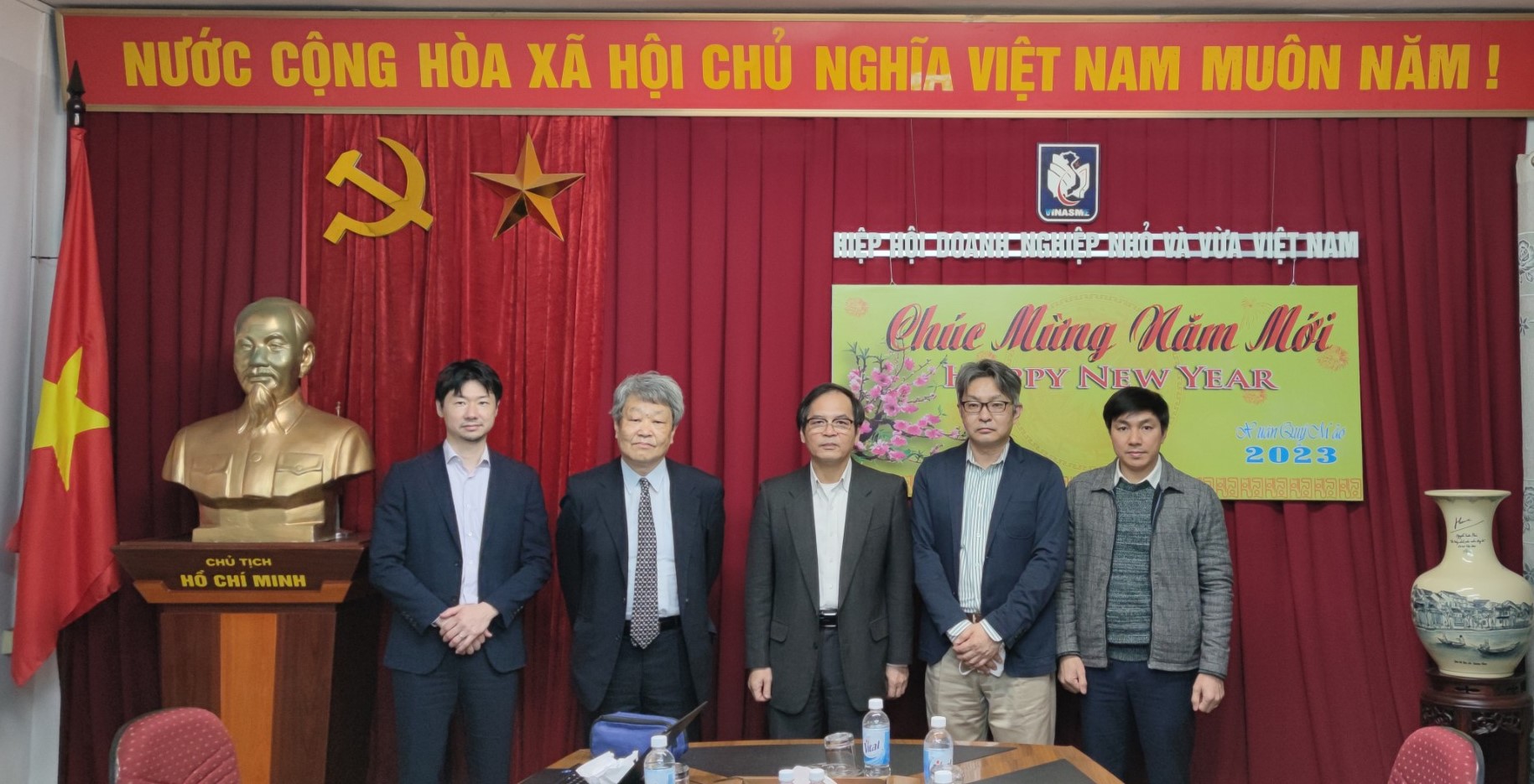 Đại diện hai bên chụp ảnh kỷ niệm nhân chuyến gặp mặt Đại diện hai bên chụp ảnh kỷ niệm nhân chuyến gặp mặt