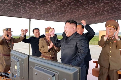 Nhà lãnh đạo Triều Tiên Kim Jong-un vui mừng sau khi chỉ đạo một vụ phóng tên lửa. Ảnh: KCNA.