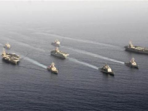 Các tàu chiến và tàu sân bay Mỹ - Ảnh: Reuters