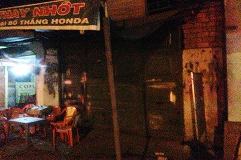 Tiệm sửa xe, nơi ăn ở của Cao Thành L cũng là hiện trường mà L xâm hại con gái của mình