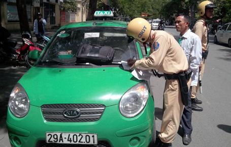 Giám đốc Công an Hà Nội đề xuất lắp camera phạt nguội ô tô đi sai làn