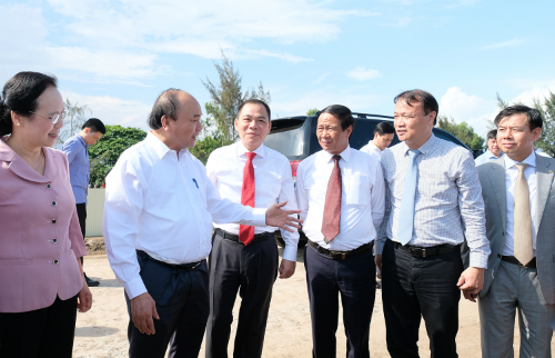 Thủ tướng tham quan công trường xây dựng Tổ hợp nhà máy sản xuất ôtô, xe máy điện Vinfast. Ảnh: VGP/Quang Hiếu