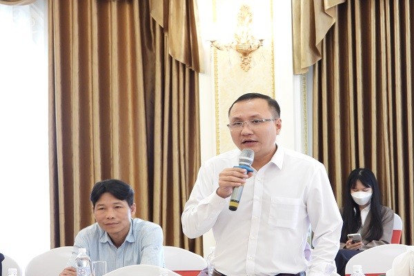 Trung tá Trần Trung Thông - Trợ lý vụ pháp chế Bộ quốc phòng, phát biểu tại hội thảo. Trung tá Trần Trung Thông - Trợ lý vụ pháp chế Bộ quốc phòng, phát biểu tại hội thảo.