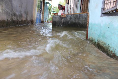 Nước ùa vào tràn cả khu dân cư