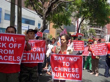 Người dân Philippines cùng xuống đường phản đối hành động của Trung Quốc