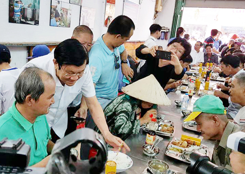 vo-chong-nguyen-chu-tich-nuoc-truong-tan-sang-an-com-2000-dong