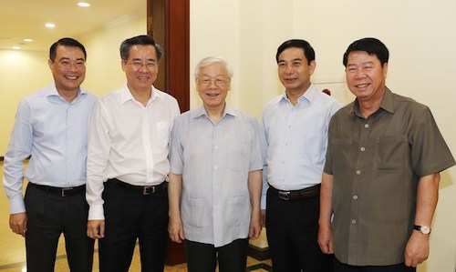 Tổng bí thư Nguyễn Phú Trọng (giữa) và các đại biểu tại Hội nghị Trung ương 8, khoá XII, sáng 3/9. Ảnh: TTX