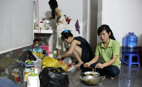 Không ít cử nhân thất nghiệp đã phải chọn công việc tạm thời là phụ bàn, bán hàng... để mưu sinh