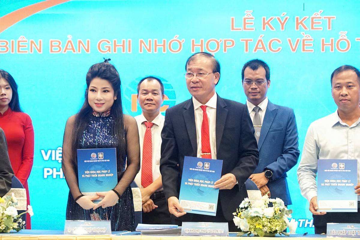 Lễ ký kết Biên bản ghi nhớ hợp tác (MOU) giữa Tạp chí Doanh nghiệp và Hội nhập và Viện Khoa học Pháp lý và Phát triển Doanh nghiệp (ILC). Lễ ký kết Biên bản ghi nhớ hợp tác (MOU) giữa Tạp chí Doanh nghiệp và Hội nhập và Viện Khoa học Pháp lý và Phát triển Doanh nghiệp (ILC).