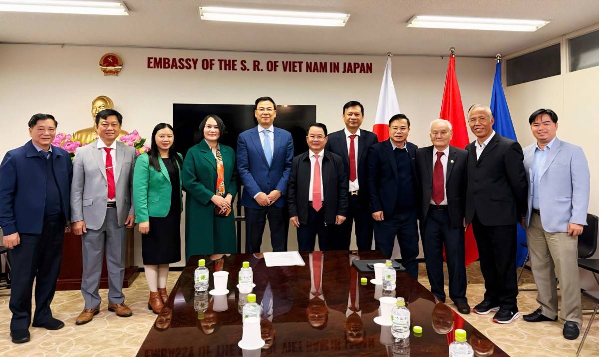 Lãnh đạo Hiệp hội Doanh nghiệp tỉnh Đắk Lắk chụp ảnh lưu niệm với đại sứ Phạm Quang Hiệu. Lãnh đạo Hiệp hội Doanh nghiệp tỉnh Đắk Lắk chụp ảnh lưu niệm với đại sứ Phạm Quang Hiệu.