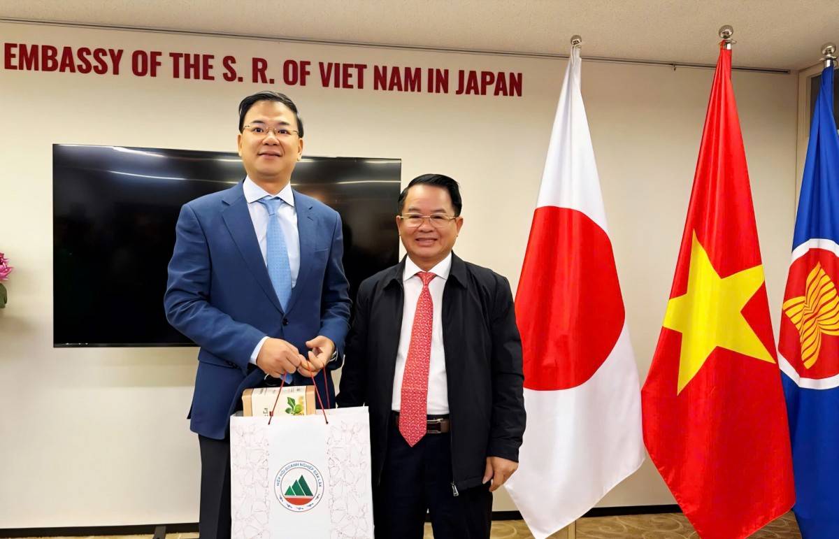 Ông Huỳnh Văn Dũng - Trưởng Đoàn công tác của Hiệp hội Doanh nghiệp tỉnh Đắk Lắk (đeo Caravat đỏ) tặng quà cho Đại sứ Phạm Quang Hiệu. Ông Huỳnh Văn Dũng - Trưởng Đoàn công tác của Hiệp hội Doanh nghiệp tỉnh Đắk Lắk (đeo Caravat đỏ) tặng quà cho Đại sứ Phạm Quang Hiệu.